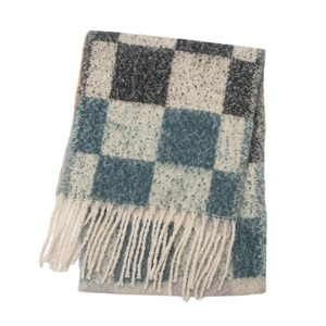 Dettaglio della sciarpa a quadri con morbida trama bouclé e lunghe frange decorative