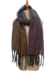 Dettaglio di sciarpa in maglia multicolore con trama tweed e nappe a frangia tessuta