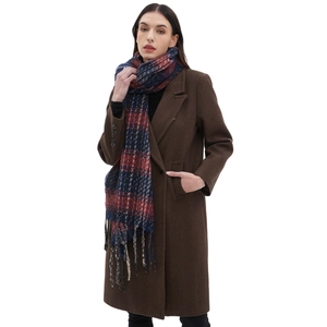 Sciarpa a quadri multicolore con frange e cappotto di lana marrone per la moda invernale