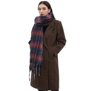 Sciarpa invernale classica a quadri rossi e blu navy con frange indossata da modella