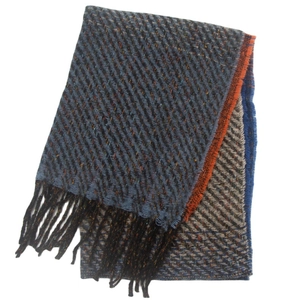 Dettaglio sciarpa in maglia grossa con motivo chevron, cuciture arancioni e frange nere