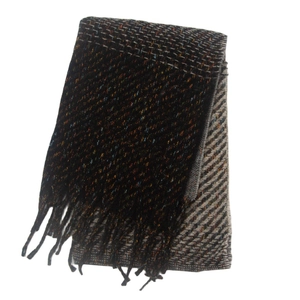 Dettaglio sciarpa double-face con frange, punti neri e trama in twill color talpa