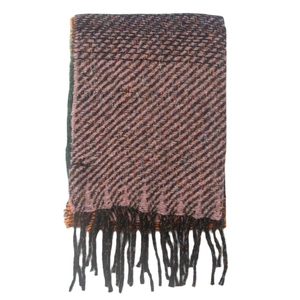 Dettaglio sciarpa in maglia a righe sfumate rosa e arancio con lunghe frange nere decorative