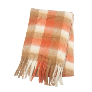Dettaglio ravvicinato della spessa sciarpa scozzese in mohair con frange arancioni e cammello