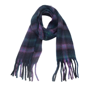 Dettaglio macro di sciarpa spessa a quadri in finto mohair con frange viola, blu e verdi