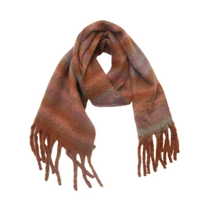 Dettaglio della sciarpa in mohair spesso con frange robuste e trama a quadri colorati