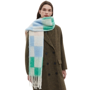 Sciarpa scozzese verde menta e blu cielo abbinata a un cappotto di lana oliva