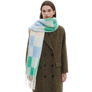 Sciarpa a quadri pastello con frange blu, rosa e menta, consistenza in pile
