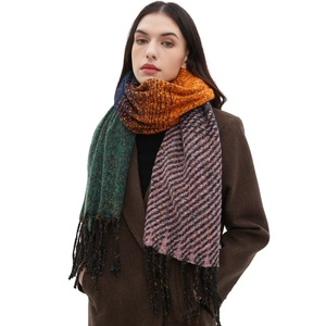 Sciarpa in maglia multicolore con nappe e righe sfumate per la moda autunno-inverno