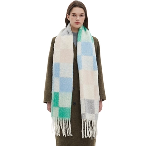 Sciarpa a quadri invernali con frange pastello abbinata a un cappotto verde oliva