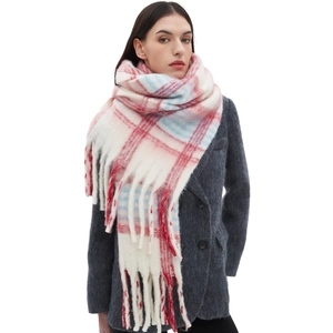 Sciarpa spessa in finto mohair a quadri bianchi, rossi e blu con lunghe nappe e frange