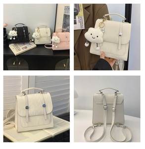 Detailoverzicht van stijlvolle vierkante crossbodytassen met klepsluiting en pluchen bedels