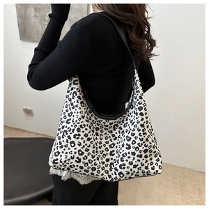 Détail du sac bandoulière léopard grande capacité avec de larges bretelles noires