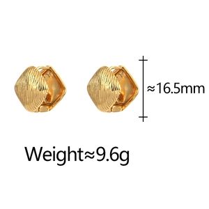 Dettaglio orecchini quadrati dorati geometrici con texture ondulata e misure