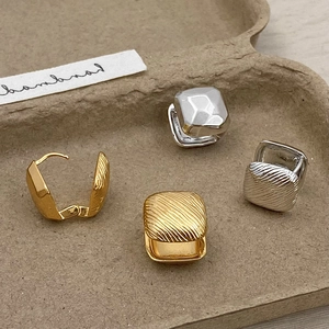 Orecchini quadrati geometrici stile francese con finiture metalliche oro e argento