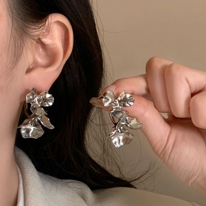 Silver wrinkled flower earrings featuring a liquid metal organic floral design for women