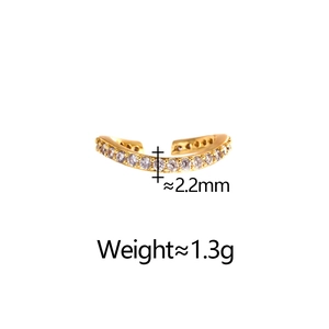 Détail d'un ear cuff doré de 2,2 mm de large avec des oxydes de zirconium brillants