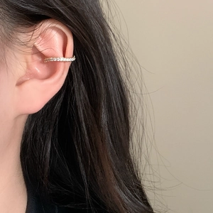 Manchette d'oreille plaquée or minimaliste avec zircons étincelants sur le cartilage