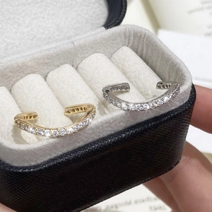 Ensemble d'イヤーカフ élégants en or et argent avec zircons étincelants sertis pavé