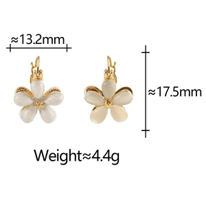 Vue détaillée des boucles d'oreilles fleur dorées avec pierres œil de chat et mesures