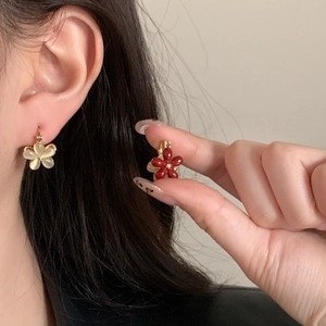 Boucles d'oreilles fleurs dorées avec émail blanc et rouge pour un look élégant