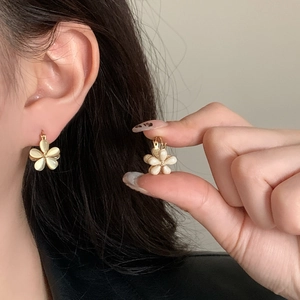 Élégantes boucles d'oreilles fleur dorées avec pétales nacrés et design minimaliste