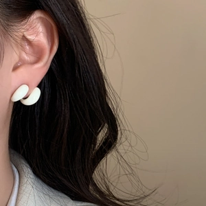 Elegant white C-shaped resin earrings for women with a minimalist french luxury style