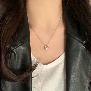 Collier avec pendentif halo en or rose et oxydes de zirconium porté par un mannequin