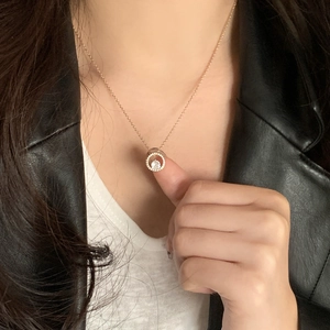 Collier chic en or rose avec pendentif auréole serti de zircons brillants pour femme