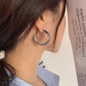 Boucles d'oreilles créoles argentées torsadées multicouches au design métal minimaliste