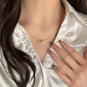 Collier Pendentif Étoile et Lune en Cuivre Plaqué Or de Luxe Avec Zirconia Étincelant Bijoux Célestes pour Femmes
