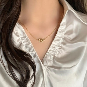 Collier doré avec pendentif étoile et lune en zircons sur fond de satin élégant