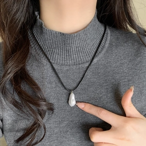Collier minimaliste avec perle de culture baroque et cordon en cuir noir pour femme