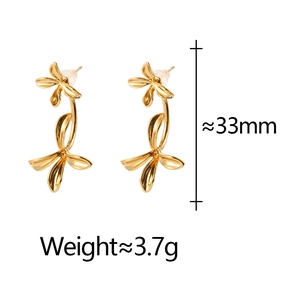 Détail de boucles d'oreilles fleur de gardénia dorée, hauteur 33mm et poids léger