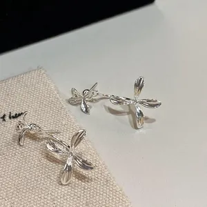 Boucles d'oreilles fleur de gardénia 3D en argent élégantes avec fini poli miroir