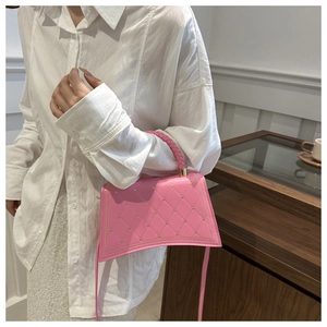 Borsa a tracolla in pelle trapuntata rosa con manico intrecciato e cuori d'oro