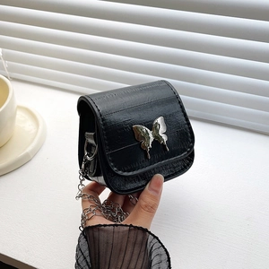 Mini sac bandoulière en cuir noir avec chaîne papillon argentée et ornement métallique