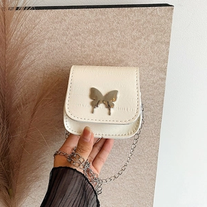 Mini sac bandoulière crème avec papillon argenté et texture crocodile à chaîne