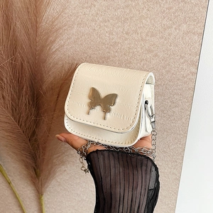 Mini sac bandoulière blanc cassé motif crocodile avec chaîne papillon argentée