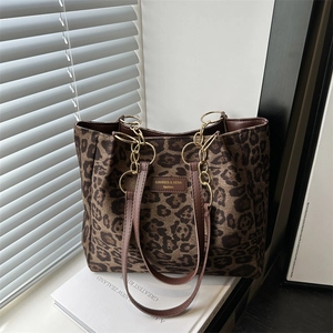 Large capacity leopard print tote bag with metal chain strap and brown logo patch
