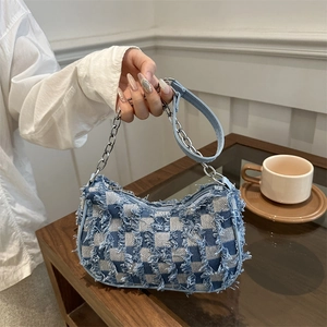 Sac hobo en denim à carreaux bleus avec bords effilochés et chaîne argentée femme