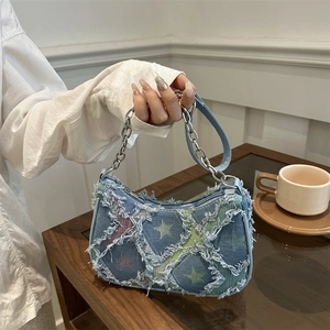 Sac sous les aisselles en denim avec motif d'étoiles colorées et bandoulière en chaîne