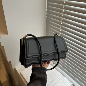 Scalloped Edge Shoulder Bag Women PU Leather Scalloped Flap Underarm Baguette Bag Minimalist Trendy Handbag Gold Hardware