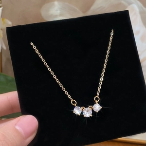 Elegante collana placcata in oro con tre pietre di zircone cubico rotonde brillanti