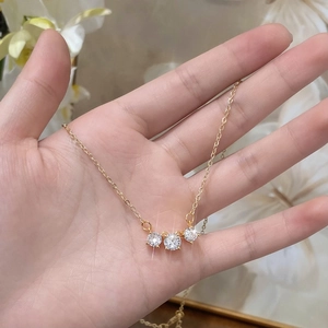 Elegante collana placcata oro con ciondolo a tre pietre di zircone cubico rotondo brillante