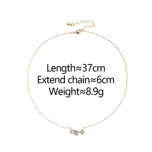 Dettaglio della collana dorata con lunghezza di 37 cm e specifiche della chiusura a moschettone