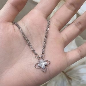 Elegant silver four-leaf clover pendant necklace with sparkling zircon and double-layer chain