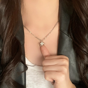 Sparkling zircon four-leaf clover pendant necklace with elegant double layer silver chain