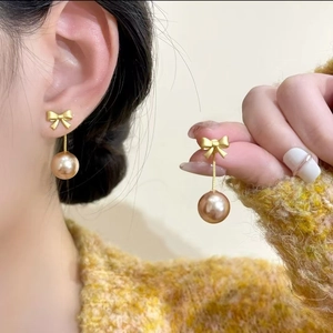 Boucles d'oreilles nœud en perles champagne de style français avec fini doré mat
