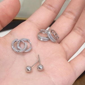Ensemble de 6 boucles d'oreilles anneaux et clous en zircon argenté au style minimaliste